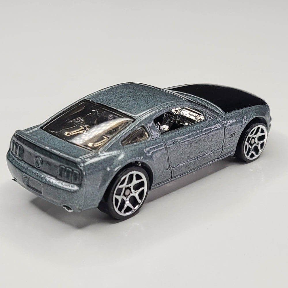 2005 Ford Mustang GT (Gray)