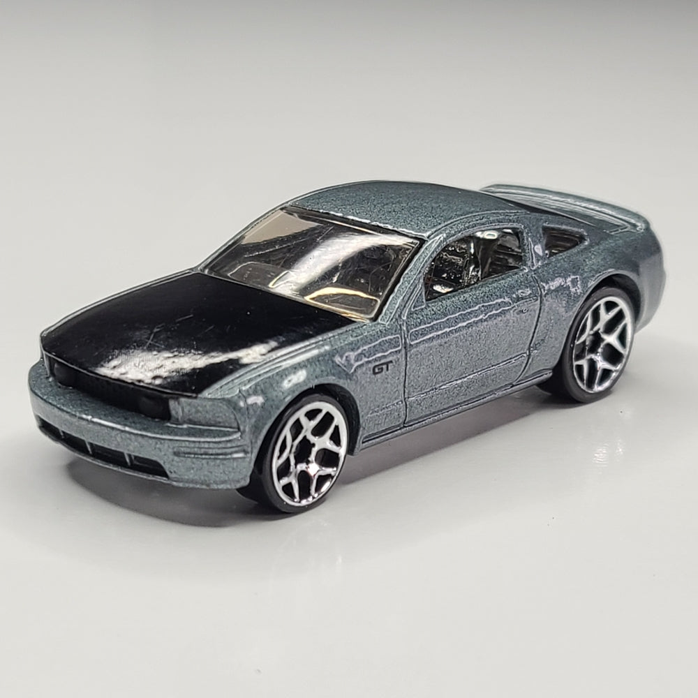 2005 Ford Mustang GT (Gray)