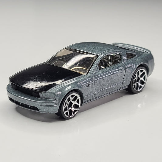 2005 Ford Mustang GT (Gray)