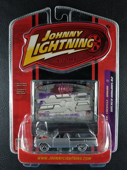 Johnny Lightning - 1965 Chevy Chevelle Wagon (Silver) [3/4 - Wicked Wagons R2]