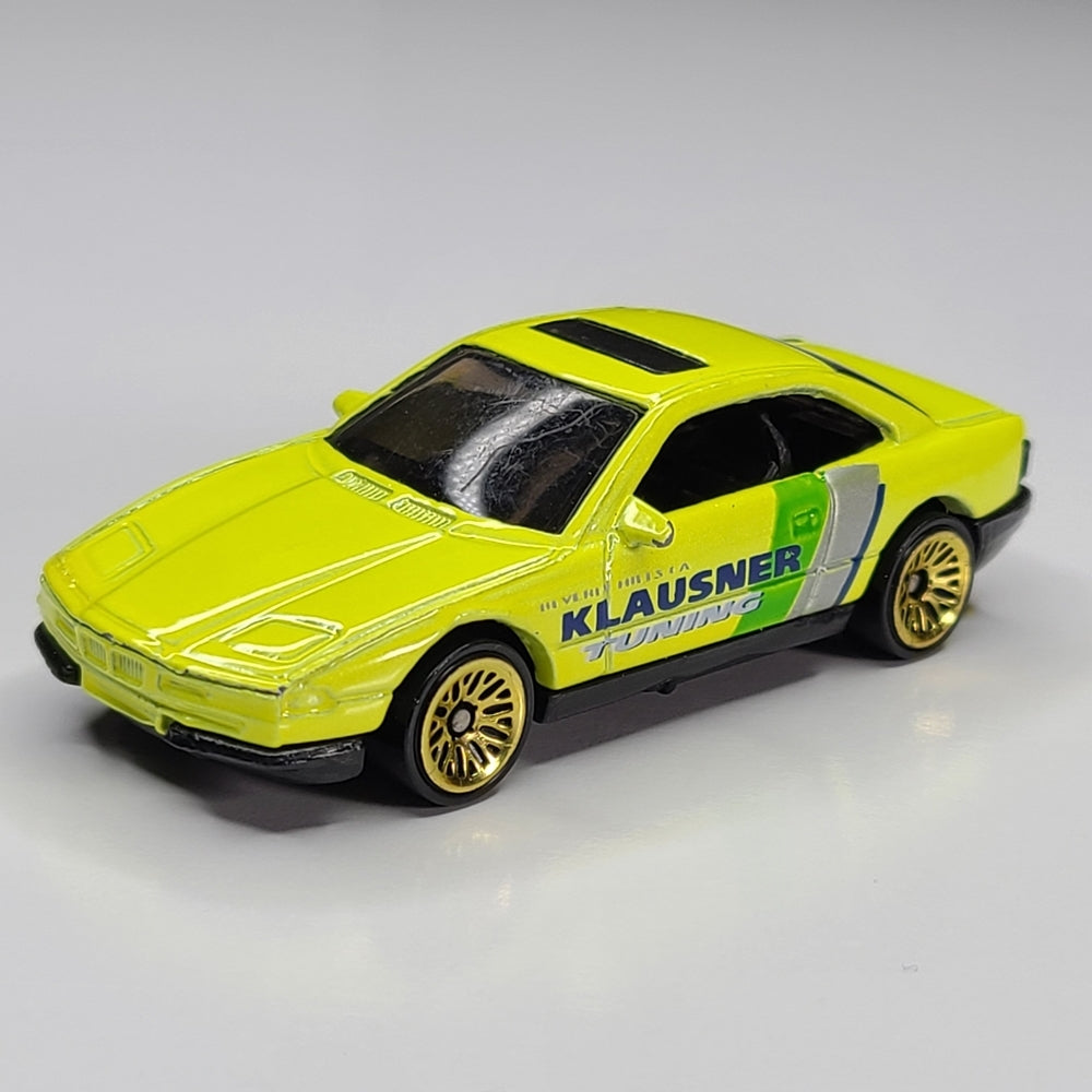 BMW 850i (Yellow)